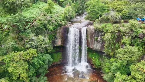Drone Pullback Revealing Tiered Waterfall and Cabin in Colombian Forest Vídeos de archivo 322892858