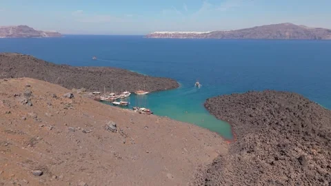 Drone Pullback Shot of Santorini Volcanic Harbor with Turquoise Water. Stock-Footage 333872504