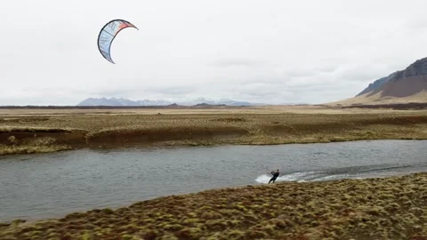Drone pullback tracking paraglider above Herdisarvik lagoon with volcanic Vidéo 344036770