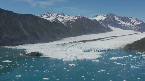 Drone pulling away from Alaskan mountain range Stockbeeldmateriaal 251839164