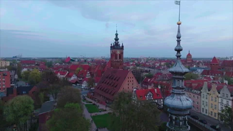 Drone pulling away from St. Catherine's Church, Gdansk Video stock 339171215