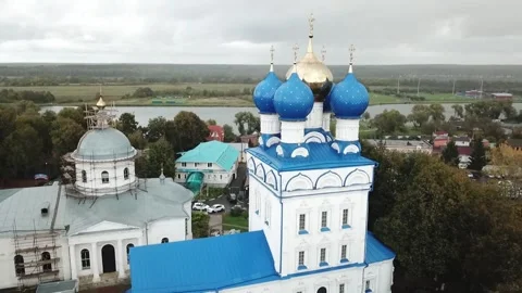 Drone pulling back above cathedral complex Vidéo 324824260