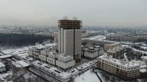 Drone pulling back from academy building in winter Vidéo 324756979