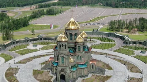 Drone pulling back over cathedral facade Vidéo 321493628