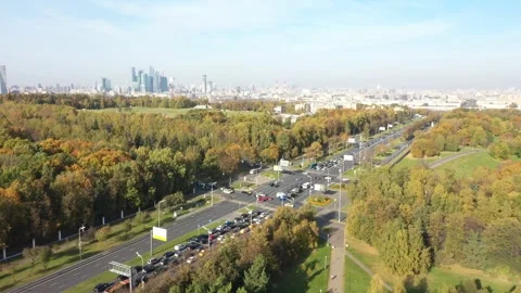 Drone pulling back over highway crossing Vidéo 323875304