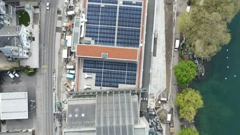 Drone pulling back over solar panels rooftop clean energy Stockbeeldmateriaal 332707670