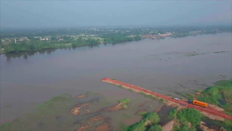 Drone pulling back from Sangha riverbank, Ouesso, Congo Видео 331999704