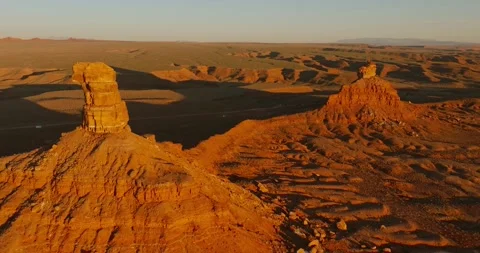 Drone Pulls Back Between Rooster Butte and Twin Formation at Valley of the Gods Vídeos de archivo 336397787