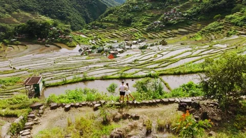 Drone Pulls Back From Couple Over Batad Rice Terraces - Ifugao Philippines Vídeo Stock 345273511