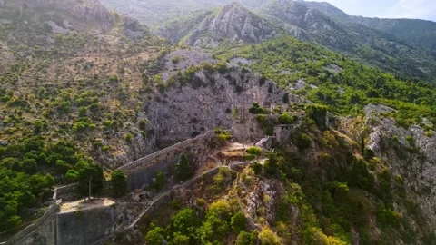Drone Pulls Back Over Kotor Fortress Walls in Montenegro Stock-Footage 333863701