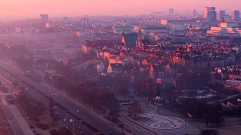 Drone pulls back over Royal Castle and Old Town Warsaw at sunrise Vídeo Stock 306223848