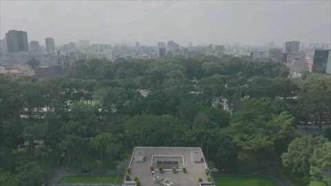 Drone pulls back revealing Saigon Central Post Office Vídeos de archivo 346605046
