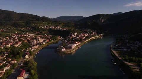 Drone Push and Parallax over Visegrad Old Town and Drina River Bridge, 4K Vídeos de archivo 337180346