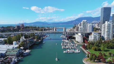 Drone Push Over False Creek Marina Toward Vancouver Skyline, 4K 動画素材 342539439