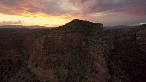Drone Push Over Red Rock Ridge at Sunset Sedona Arizona Видео 333705917