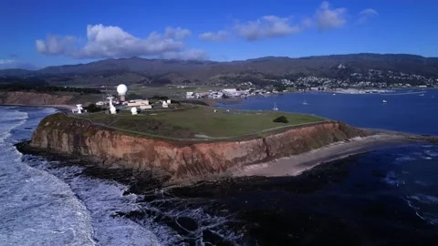 Drone push in of Pillar Point Air Force Station, Mavericks Beach, and Half 스톡 동영상 168345450