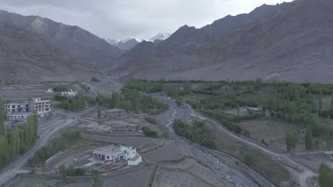 Drone Push In Shot Through a Beautiful Village Towards Snow Covered Ladakh Vídeos de archivo 334400537