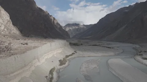 Drone Push In Through Dry Ladakh River Valley Towards Snow Covered Mountain Vídeos de archivo 335762989