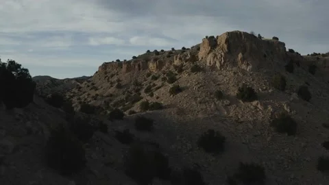 Drone push in through rocky sunset hills in the western USA Stockbeeldmateriaal 167663695