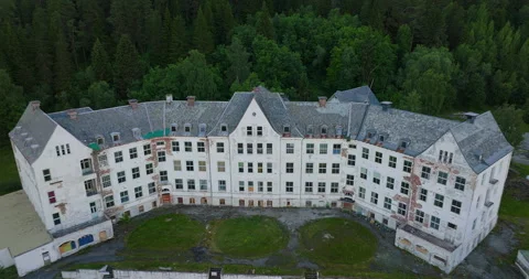 Drone push-in toward haunted Luster Sanatorium historic mental hospital, Vídeos de archivo 255378711