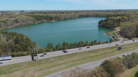 Drone Push Toward Oak Grove Lake Along US-168 in Chesapeake Virginia Stockbeeldmateriaal 333567546