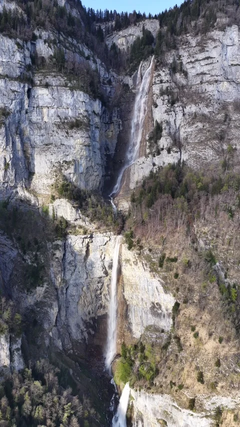 Drone push toward Seerenbach Falls Switzerland cliff waterfall Walensee aerial 動画素材 334091664