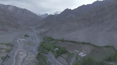 Drone Push In Towards Ladakh Mountains with Green Trees Farmland and River Over Vídeos de archivo 335760182