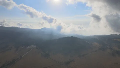 Drone push in trough mountain clouds Video stock 153109334