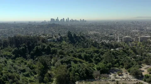 Drone pushes out from Griffith Park toward Downtown Los Angeles, then Vídeo Stock 208321457
