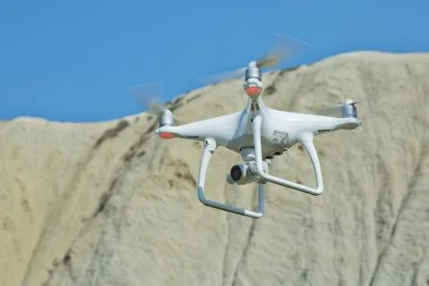 Drone quad copter with high resolution digital camera on the sky .White drone Foto stock