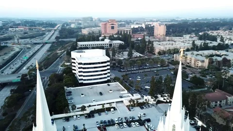 Drone quickly circles twin spires of Mormon Temple from slightly above 库存影片 86131486