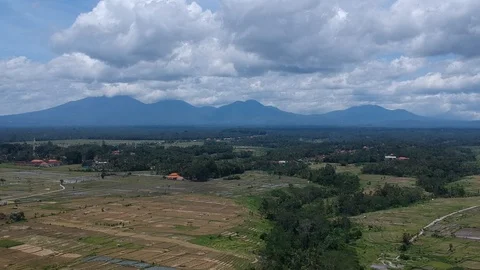 The drone quickly flies up and forward with a view of the rice terraces with the 库存影片 128379965