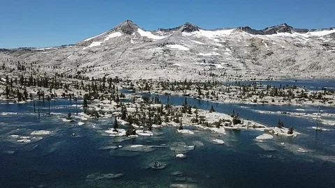 Drone quickly rotating to the left over Lake Aloha 스톡 동영상 92132145