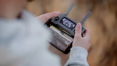 Drone remote controller during drone flight, over the shoulder, wrap 库存影片 209351355