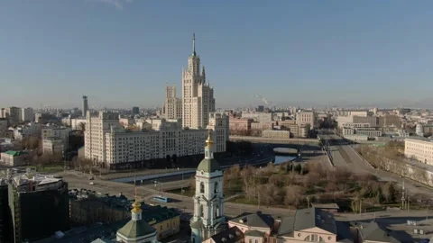 Drone reverse descent over urban riverside skyline Video stock 323254586