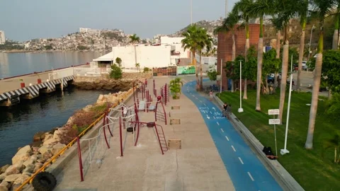 Drone Reversing from Parque de la Reina and Maritime Terminal, Acapulco 스톡 동영상 289687993