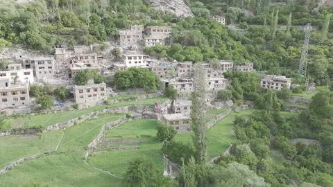 Drone Right to Left Over Lush Green Ladakh Fields and Mountain Houses in the Vídeos de archivo 335760002