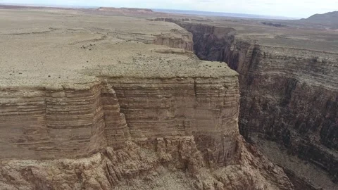 Drone rises above massive canyon in Arizona Stockbeeldmateriaal 148599600