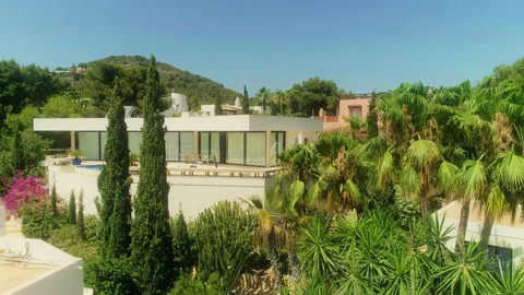 Drone Rises Above Modern Mallorca Villa Vídeo Stock 346742374
