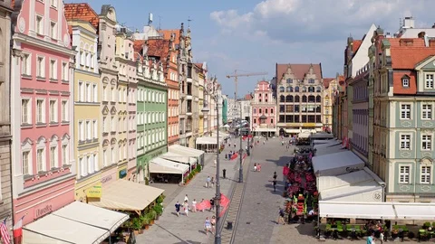 The drone rises above the Old Town in Wroc?aw. 스톡 동영상 108324555