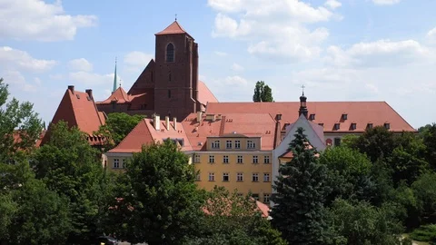 The drone rises above the Old Town in Wroc?aw. Stock-Footage 108454202