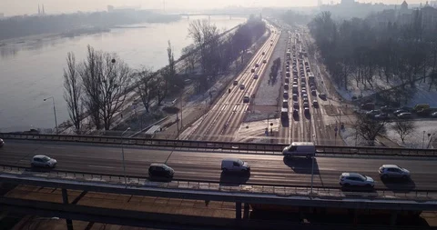 The drone rises over the Gda?ski bridge. Video stock 112155705