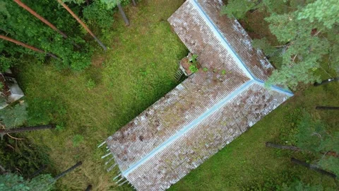 Drone rises up over the house in the middle of the forest Stockbeeldmateriaal 169872201