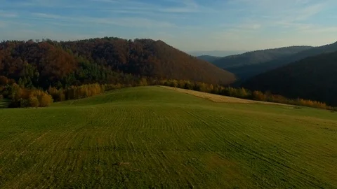 The drone rises over the meadow in Bieszczady. Video stock 106900579