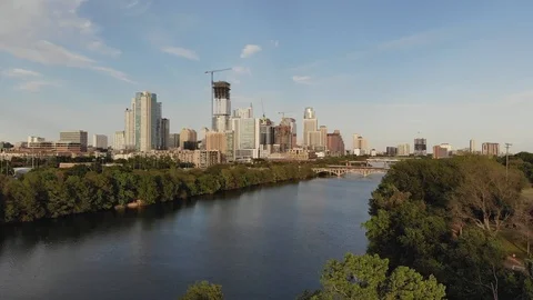 Drone Rises Over Trees to give Aerial View of Downtown Buildings in Austin, TX 库存影片 93413627