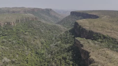 Drone rises up over valley next to Cachoeira Véu de Noiva in Parque Nacional 库存影片 285149459