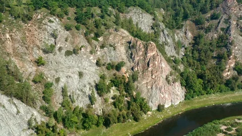 The drone rises up overlooking the cliffs. Vidéo 116601039