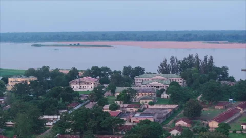Drone rising above Impfondo with river background, Congo Vídeos de archivo 331999526