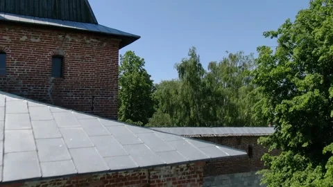 Drone rising above kremlin wall entrance and trees Video stock 333358848