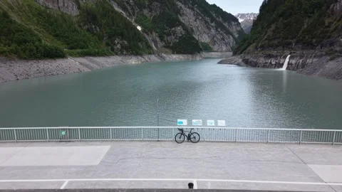 Drone Rising Above Massive Dam Wall Revealing Alpine Reservoir Video stock 336366780